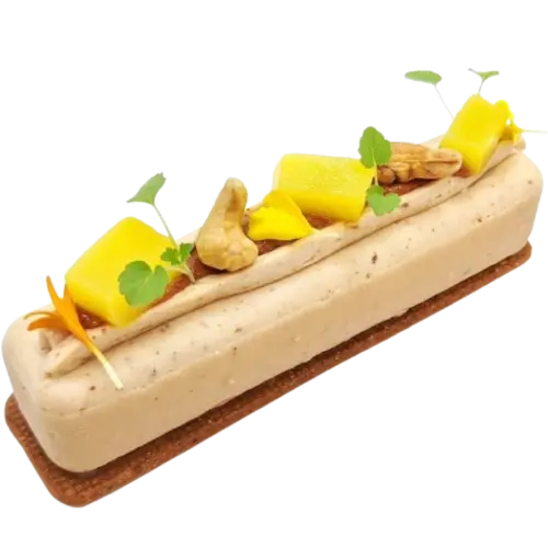 Crémeux pistache, mousse légère à la fleur d'oranger, gel orange sanguine, segments d'orange, streusel amande, tuile au chocolat yuzu.